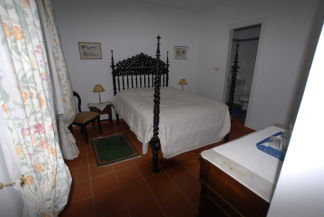 Großes Doppelbett, historich, Appartement Sschlafzimmer Appartement  Portugal Urlaub Quinta