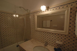 Modernes Badezimmer im historischem Ambiente, mit viel Liebe zum Detail restauriert. Luxus Badezimmer Quinta