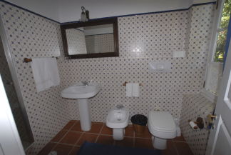 Badezimmer mit Dusche für Einzelzimmer und Doppelzimmer