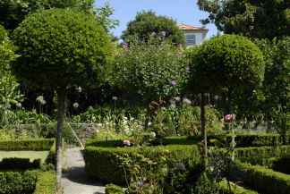 Terrassengärten aus Buchsbaum, Rosen, Flieder usw.